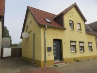 Straßenansicht vom Wohnhaus mit Zufahrt Straßenansicht vom Wohnhaus mit Zufahrt